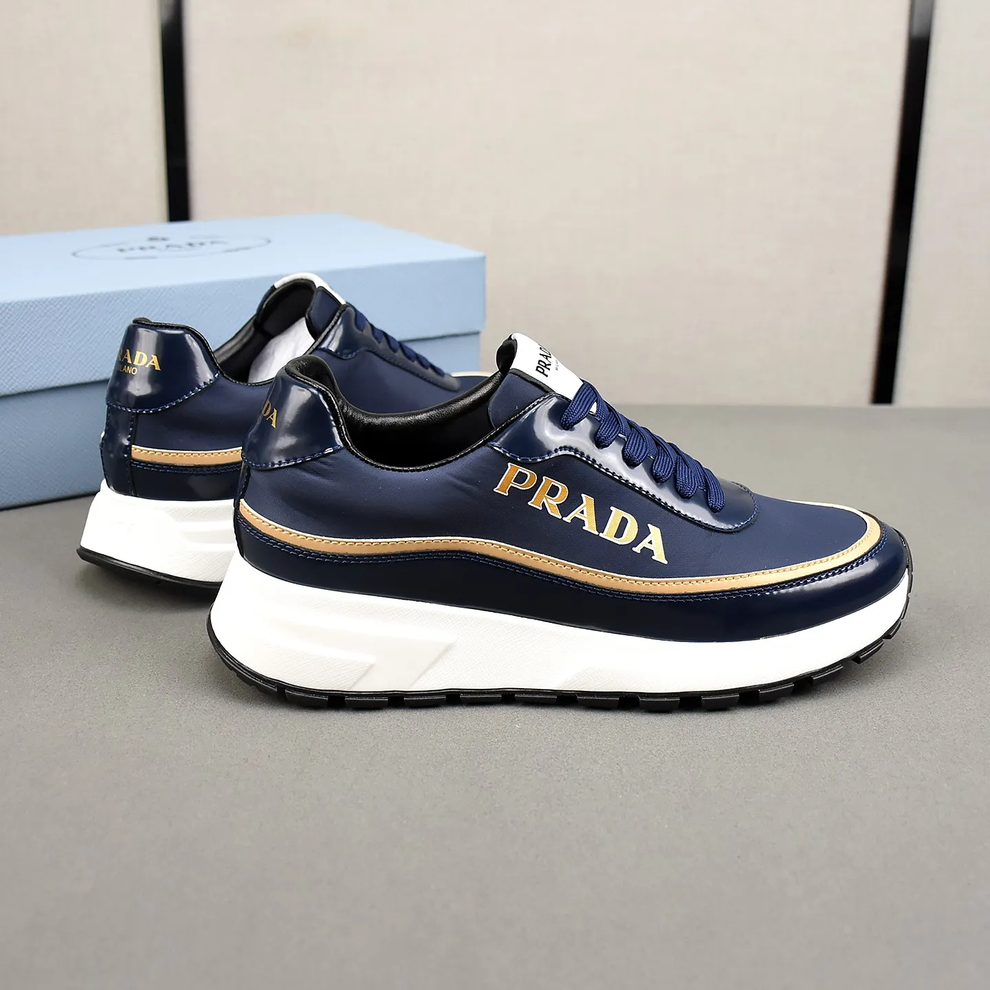 PP420👟👟👟Prada/Prada Prax men's series casual sports shoes Prax sports shoes combine style and comfort, with a unique sports design defined by exquisite materials and details. Fashionable, casual and versatile, it is decorated with an enameled triangle logo on the outside, a Prada Milano printed logo on the tongue, and a 2.5cm lightweight two-tone rubber sole for a comfortable wearing experience! Size: 38-39-40-41-42-43-44 standard leather shoe size
